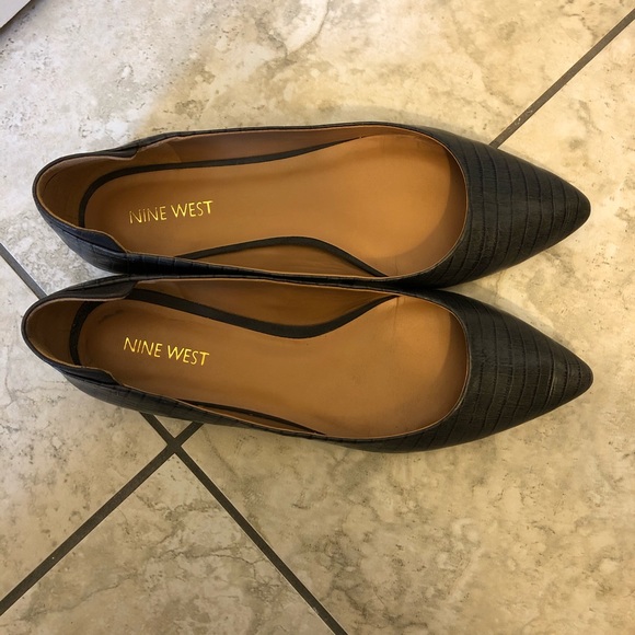Nine West pointed toe flats - Picture 2 of 8